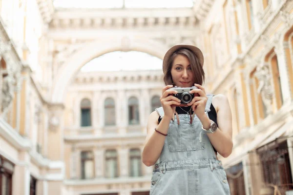 Mladá Stylová Turistka Retro Kamerou Architektuře Evropského Města Cestovní Koncept — Stock fotografie