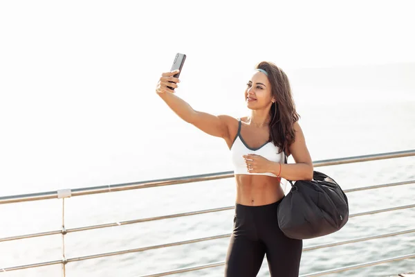 Mooie Atletische Vrouw Maakt Selfie Vroege Ochtend Het Strand — Stockfoto
