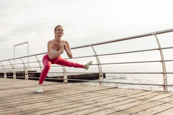 Slim Encaixa Mulher Ruiva Sportswear Práticas Laterais Lunges Praia Estilo — Fotografia de Stock