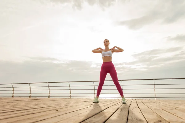 Fiatal Csinál Fitness Aerobic Edzés Strandon Kora Reggel — Stock Fotó