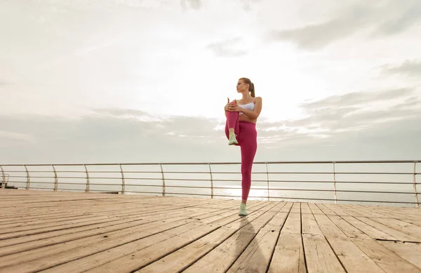 Młoda Kobieta Robi Fitness Ćwiczenia Aerobiku Plaży Wczesnym Rankiem — Zdjęcie stockowe