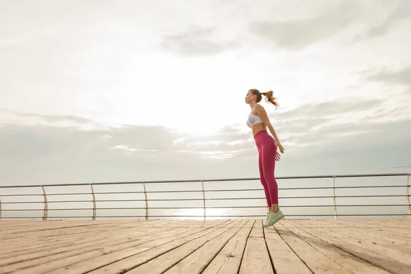Giovane Donna Forma Abbigliamento Sportivo Sta Esercitando Saltare Sulla Spiaggia — Foto Stock
