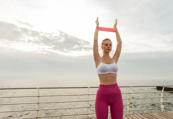 Schöne Rothaarige Fitness Model Sportbekleidung Züge Mit Fitness Gummibänder Strand — Stockfoto