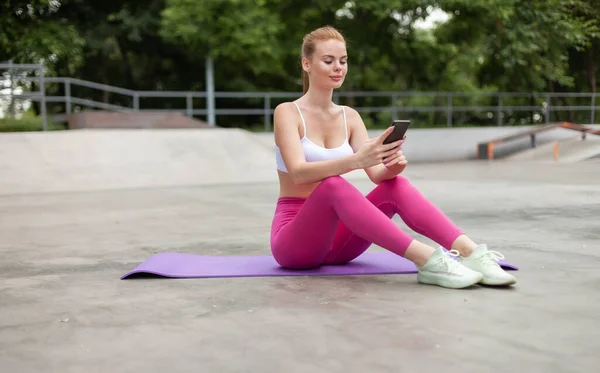 Roodharige Pasvorm Slanke Vrouw Met Behulp Van Smartphone Tijdens Het — Stockfoto