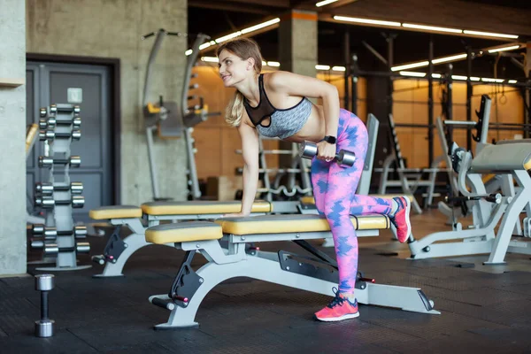 Mujer Joven Con Cuerpo Perfecto Entrena Sus Músculos Espalda Haciendo — Foto de Stock