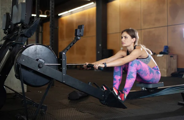 Mujer Adecuada Está Haciendo Ejercicio Una Máquina Ejercicios Remo Estilo —  Fotos de Stock