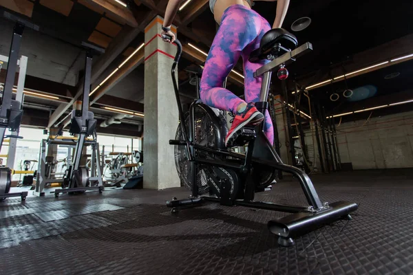 Allenamento Intensivo Donna Forma Con Air Bike Palestra — Foto Stock