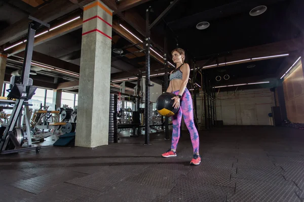 Fit Kadın Modern Spor Salonunda Tıp Topuyla Egzersiz Yapıyor Güçlü — Stok fotoğraf