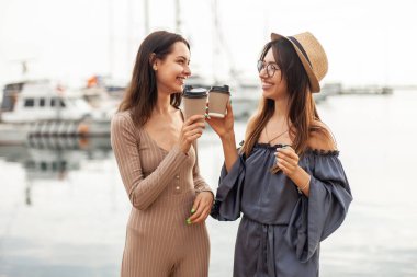 Yat kulübünde kahve içen iki tatlı bayan arkadaş.