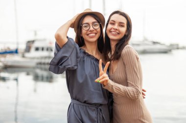 İki tatlı bayan arkadaş yat kulübünde eğleniyor.