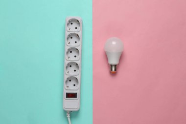 Pembe arkaplanda elektrik kablosu ve ampul..