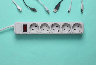 Mavi arka planda farklı kullanıcı kabloları ve Elektrik Uzatma kablosu.
