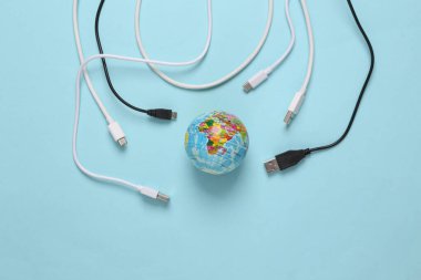Mavi arka planda farklı usb kablosu ve küre. Eko kavramı