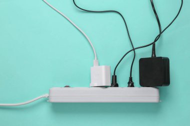 Farklı prizleri ve adaptörleri olan elektrik uzatma kablosu. Üst görünüm