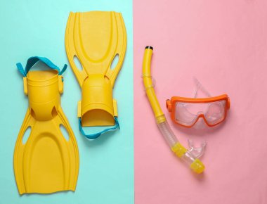 Dalış maskesi, şnorkel ve pembe mavi arka planda yüzgeçler. Üst Manzara. Düz yatıyordu