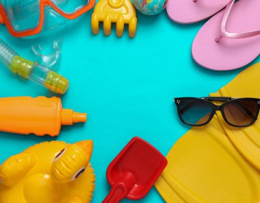 Plaj aksesuarları mavi arkaplanda kopyalama alanı ile