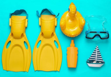 Mavi arka planda plaj aksesuarları. Üst Manzara. Düz yatıyordu