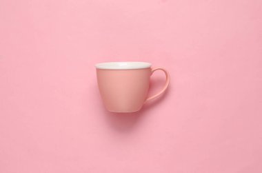 Pembe pastel arka planda boş bardak. Üst görünüm