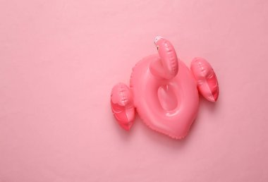 Pembe arka planda şişirilebilir pembe flamingo. Üst görünüm