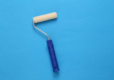 Mavi arka planda boya için paten. Üst görünüm