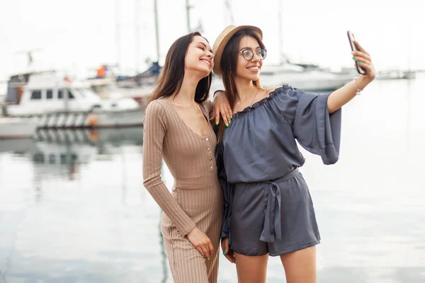 Duas Turistas Tiram Uma Selfie Telefone Clube Iates Conceito Viagem — Fotografia de Stock