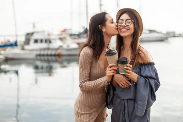 Eğlenceli Kadın Yanaktan Öpüşüyor Yat Kulübünde Kahve Fincanları Tutuyor — Stok fotoğraf