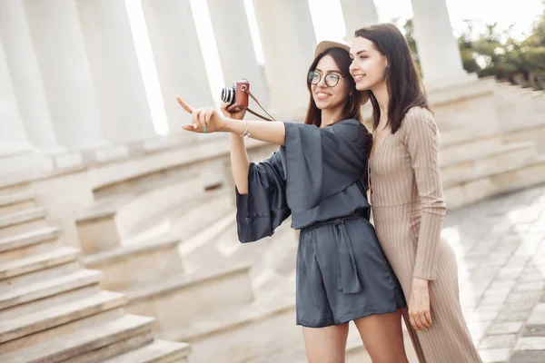 Şehirde Kameralı Iki Kadın Turist — Stok fotoğraf