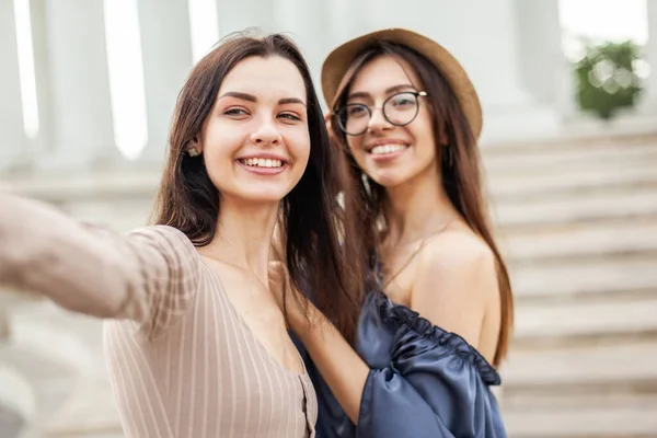 Genç Kadın Selfie Çekiyor Şehirde Eğleniyorlar — Stok fotoğraf