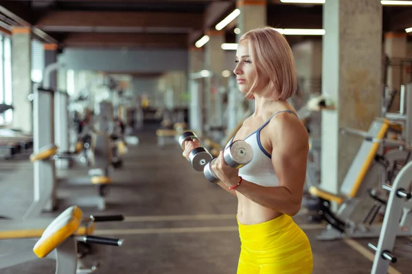 Sportowa Muskularna Kobieta Trenująca Bicepsy Hantlami Nowoczesnej Siłowni Piękna Kobieta — Zdjęcie stockowe
