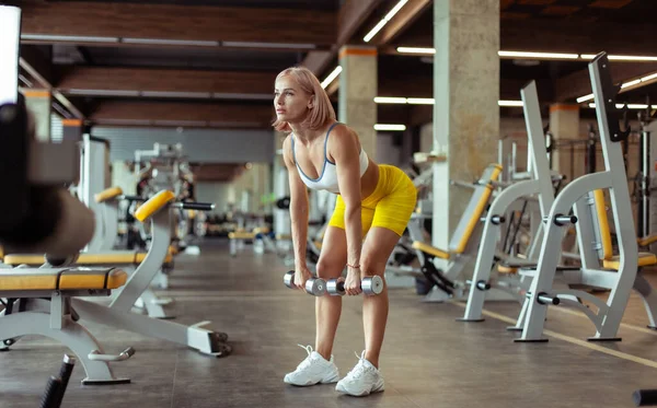 Femeia Musculară Atletică Antrenează Mușchii Feselor Gantere Sala Gimnastică Modernă — Fotografie, imagine de stoc