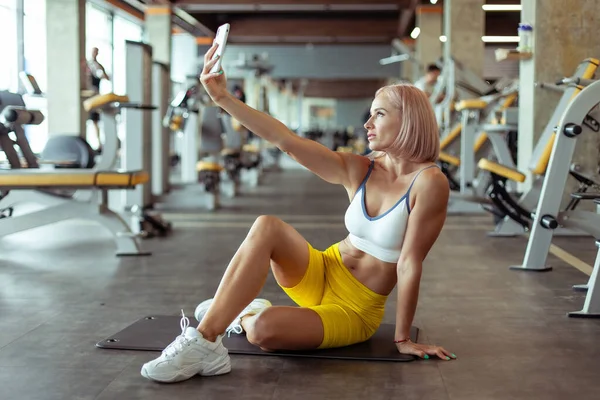 Jong Mooi Atletisch Vrouw Het Nemen Van Selfie Terwijl Zitten — Stockfoto