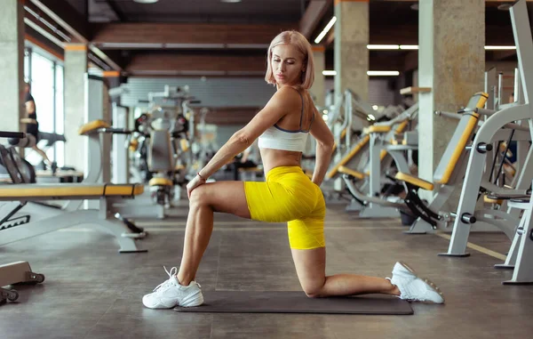 Junge Athletische Frau Beim Gymnastiktraining Auf Der Matte Der Turnhalle — Stockfoto