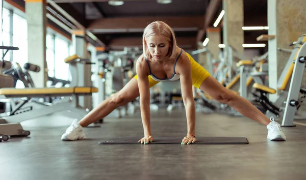 Młoda Wysportowana Kobieta Ćwicząca Gimnastykę Macie Siłowni Zdrowy Styl Życia — Zdjęcie stockowe
