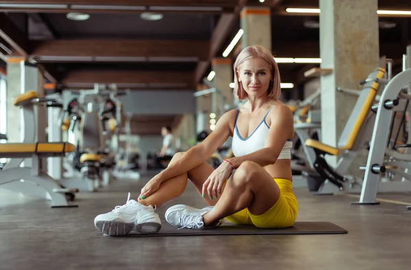 Ung Atletisk Kvinna Sitter Matta Gymmet Hälsosam Livsstil — Stockfoto