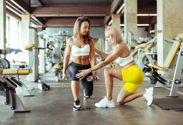 Passa Kvinnan Och Hennes Tränare Som Tränar Gymmet Personlig Tränare — Stockfoto