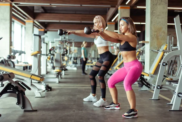 Zwei Athletische Frauen Üben Der Turnhalle Schwere Hantelschwünge Gewichtstraining — Stockfoto