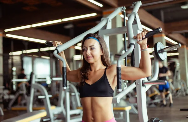 Jovem Bela Mulher Atlética Exercitando Músculos Dos Ombros Máquina Exercícios — Fotografia de Stock
