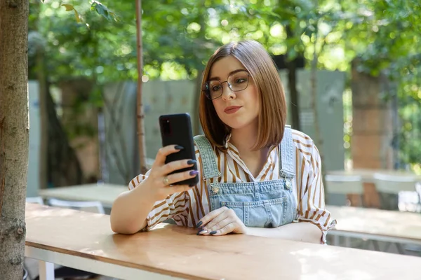 Mujer Bonita Joven Usando Teléfono Inteligente Espacio Coworking Aire Libre —  Fotos de Stock