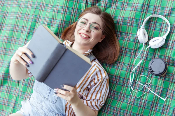 Молодая Студентка Читает Книгу Лежа Одеяле Парке — стоковое фото