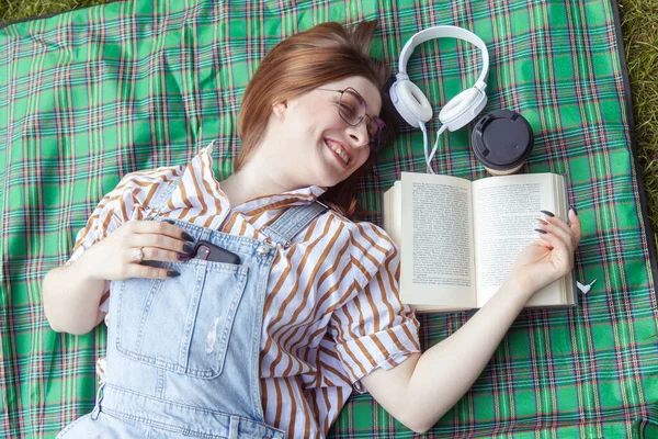 Улыбающаяся Студентка Лежит Одеяле Парке — стоковое фото