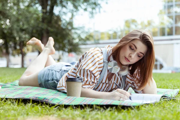 Ung Kvinna Student Skriver Utbildningsdagboken Passerar Testet Distans Ligger Parken — Stockfoto