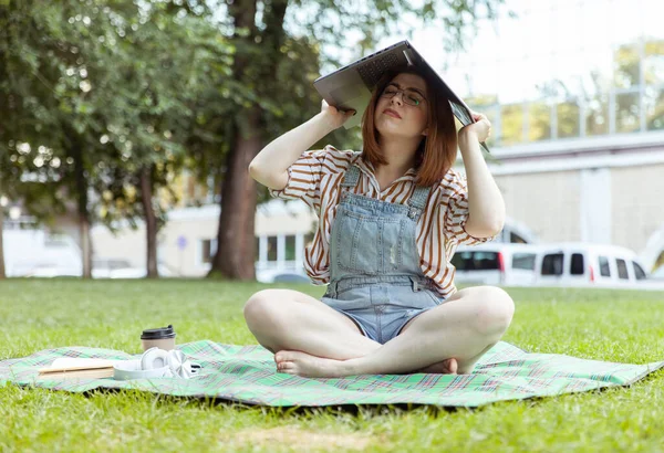 Cansado Trabalho Aprender Jovem Mulher Emocional Com Laptop Sentar Cobertor — Fotografia de Stock