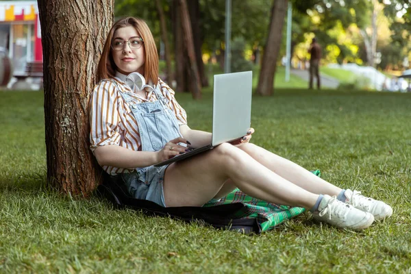 Jovem Com Laptop Fones Ouvido Apoiados Árvore Parque — Fotografia de Stock