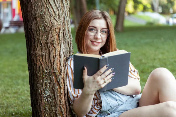 Mulher Bonito Com Livro Encostado Uma Árvore Parque — Fotografia de Stock