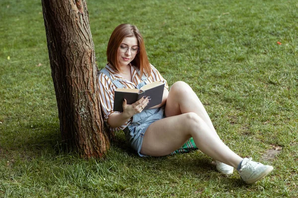 Mulher Bonito Ler Livro Encostado Uma Árvore Parque — Fotografia de Stock
