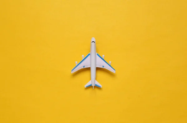 Toy Passenger Plane Yellow Background Voyage Travel Concept Top View — Stock Photo, Image
