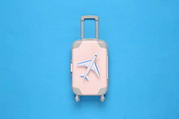 Zabawkowy Samolot Pasażerski Bagaż Niebieskim Tle Podróż Podróże Wakacyjna Koncepcja — Zdjęcie stockowe