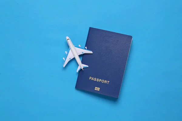 Juguete Avión Pasajeros Pasaporte Sobre Fondo Azul Viaje Viaje Concepto — Foto de Stock