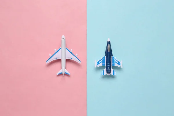 Avión Militar Combate Pasajeros Sobre Fondo Azul Rosado Modelos Juguete —  Fotos de Stock