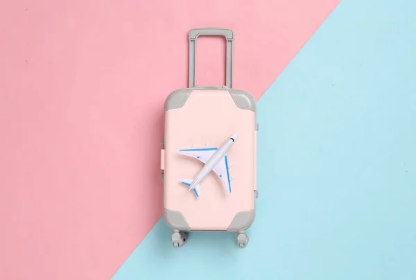 Toy Avião Passageiros Bagagem Fundo Azul Rosa Viagem Viagens Conceito — Fotografia de Stock